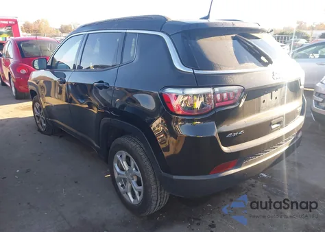 2024 Jeep Compass Latitude 4X4 z USA, uszkodzony, nr VIN 3C4NJDBN8RT100723